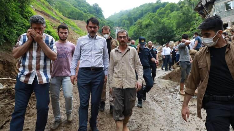 <p>Bakan Kurum ile sohbet eden Gülizar Karali, hacca gitmek için biriktirdiği bir miktar para, 8 bilezik ve 5 altınının da sel sularına kapıldığını söyledi.</p>