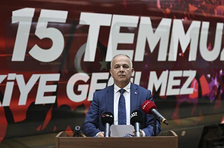 <p>165 yıllık demir yolu kültürüne sahip TCDD Taşımacılık olarak, başta İstiklal Mücadele'mizin kahramanlıkları olmak üzere tarihimize ilişkin nice acı ve tatlı hatıraların en değerli hazinemiz olduğu bilinci içinde '15 Temmuz Demokrasi ve Milli Birlik Günü'nde hiçbir zaman ölmeyen ve ölmeyecek olan İstiklal Mücadelesi ruhuna sahip çıkmaktan dolayı gurur duyuyoruz.</p>
