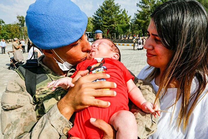 <p>Konuşmasında 15 Temmuz şehitlerini de anan Albay Fatih Yılmaz "Devletimize ve milletimize yönelik hain kalkışmada canlarını veren şehitlerimiz başta olmak üzere tüm şehitlerimize Allah'tan rahmet, gazilerimize şifa diliyorum." dedi.</p>