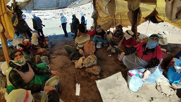 <p>Çatak ilçesi Bilgi Mahallesi’ne bağlı Koyunyarağı yaylasındaki sürülerin bulunduğu meralara at sırtında yolculuk eden berivanlar, 4 kilometrelik zorlu yolu güçlükle aşıyor.</p>