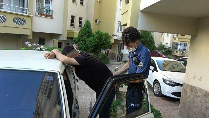 <p>Kısa sürede olay yerine gelen ekipler arabanın başına giderek Uğur K.’yı uyandırdı. Uyanır uyanmaz şaşıran Uğur K. Polisin ‘’Ne yapıyosun burada’’ sorusuna ‘’Uyumuşum’’ cevabını verdi.</p>