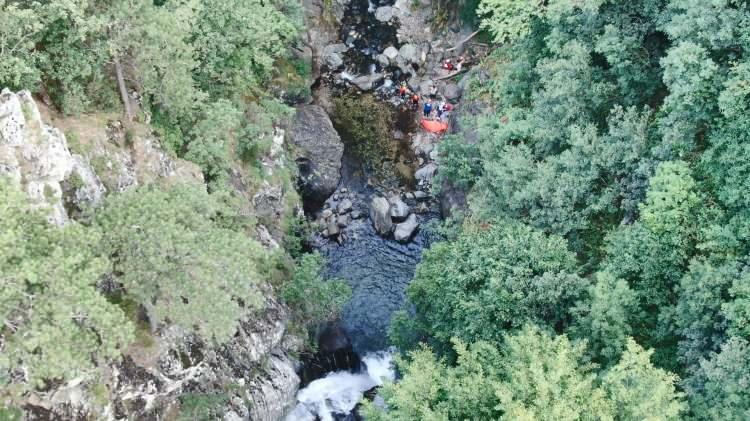 <p>Aksiyon filmlerini aratmayan başarılı operasyon kameralara anbean yansıdı</p>

<p>Vücudunda çok sayıda kırık bulunan Solmaz, askeri helikopter ile Bursa İl Jandarma Komutanlığı’na götürüldü. Burada ambulansa alınan Solmaz daha sonra Bursa Şehir Hastanesi’ne sevk edildi. Solmaz’ın sağlık durumunun iyi olduğu öğrenildi. Öte yandan, aksiyon filmlerini aratmayan operasyon İHA muhabirleri tarafından hem havadan hem de karadan görüntülendi. Ekiplerin arazideki zorlu yürüyüşü, helikopterin neden olduğu rüzgar, ekiplerin kayalıkları aşmaları ve yaralıyı helikoptere taşımaları, kameralara yansıdı. Konuyla ilgili soruşturma sürüyor.</p>
