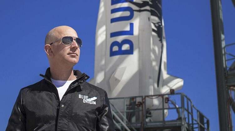 <p>Jeff Bezos ve Elon Musk da uzay yolculuğu için çalışmalar yapan isimler arasında yer alıyor. Uzaya seyahat etmeyi tekrar gündeme getiren bu hamleler ilgi çekiyor.</p>
<p> </p>