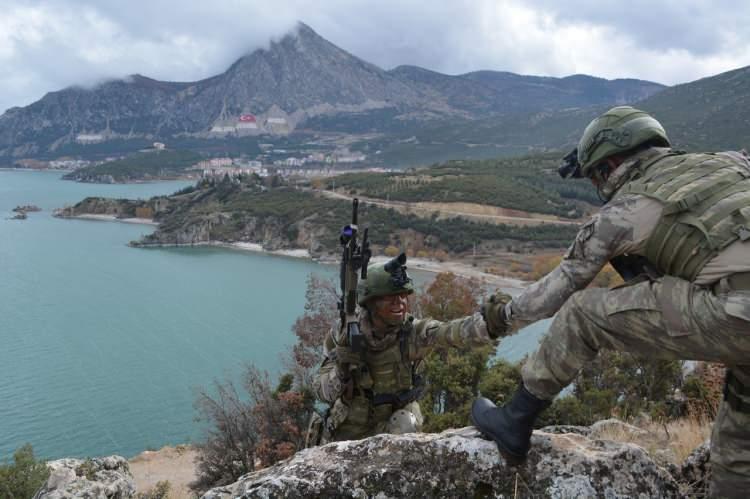 <p>SUBAYLIĞA KADAR YÜKSELİYOR</p>

<p>Erler 6+6 ay olmak üzere toplam 12 aylık (1 yıl) askerliğinin ardından eğer arzu ederse sözleşmeli er olarak da müracaat edebiliyor. Bu durumda da ikinci 6 ay askerlik yaptığından ilk kez sözleşmeli er başvurusunda bulunacaklara göre mülakatta 100 üzerinden ilave 20 puan avantajı sağlanıyor. Mülakatı kazanıp sözleşmeli er olduğunda yine aynı kişi için arada uzman çavuş (uzman erbaş) alımı yapılacağı zaman buna da başvurma hakkı doğuyor. </p>

