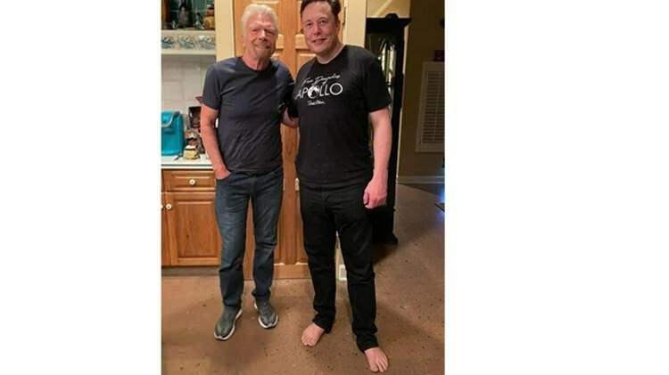 <p>ELON MUSK ONU ZİYARET ETTİ </p>
<p>Richard Branson’ın bu tarihi gerçekleştirmeden önce önemli bir ziyaretçiyi ağırladığı ortaya çıktı. Tesla ve SpaceX’in CEO’su Elon Musk, uzaya giden ilk milyarder unvanına sahip Richard Branson’u uçuş öncesinde ziyaret ettiği ortaya çıktı. Bir fotoğraf ile ortaya çıkan bu görüntü aslında iki rakibin birbirini desteklediğini de ortaya çıkartıyor.</p>