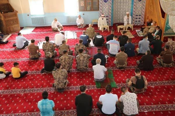 <p>Hakkari'de, Çevik Kuvvet Şube Müdürlüğü kadrosunda görevli polis memuru Nasuh Çulcu tarafından şehit edilen İl Emniyet Müdür Yardımcısı Hasan Cevher için mevlit okundu.  </p>
