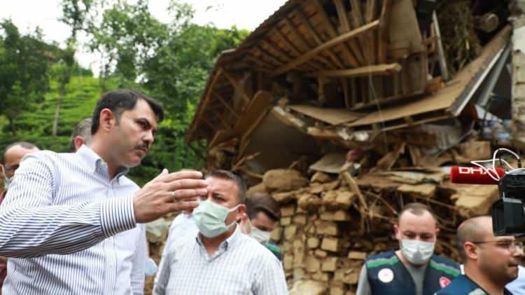 <p>Bakan Kurum selden son anda kurtulan aile ile görüştü</p>

<p>Ballıdere Köyü Tatlısu mevkisinde evlerinin bir kısmı selden zarar gören Karali ailesini ziyaret eden Bakan Kurum, aileye geçmiş olsun dileklerini iletti.</p>
