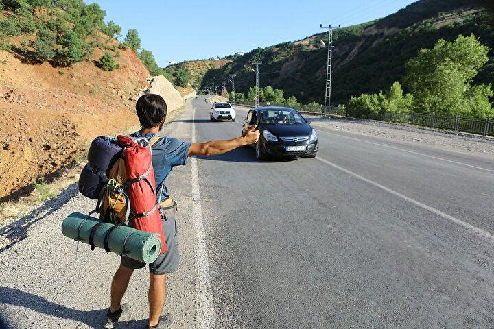 <p>24 yaşındaki Kadir Gezmiş, pandemi sürecinde soyadından esinlenip, sırt çantasını alıp, 800 TL'lik bütçeyle, 81 ili otostop çekerek gezdi. Gittiği illerin en güzel yerlerinde çadır kurup doğayla iç içe yaşayan Kadir Gezgin, son durağı Tunceli'de de Munzur Vadisi Milli Parkı'nda kurduğu çadırında teknolojiden uzak zaman geçirdi.</p>
