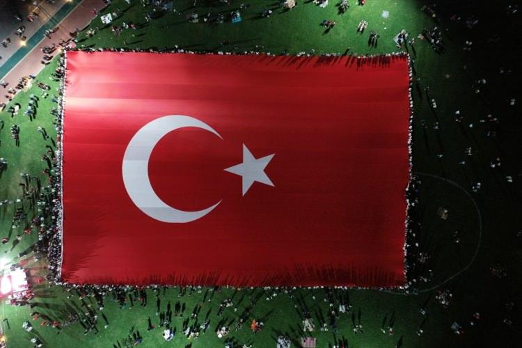<p>“15 TEMMUZ HAKİMİYET MARŞI İLK KEZ OKUNDU”<br />
Öte yandan Talas Paraşüt İniş Alanı’ndaki programda sözleri Kayserili Şair Hüseyin Emin Öztürk tarafından yazılıp ünlü bestekar, Üsküdar Musiki Cemiyeti Başkanı Amir Ateş tarafından bestelenen ‘15 Temmuz Hakimiyet Marşı’ da okundu. Kayseri Büyükşehir Belediyesi Mehter Takımı tarafından seslendirilen marş büyük ilgi gördü ve alandaki coşkuyu artırdı. </p>