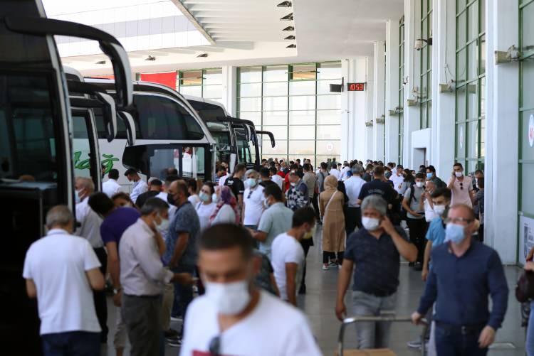 <p>Zengin, "Biz bu süreçte bütün kurallara uyuyoruz. Her sefer öncesinde araçlarımızı dezenfekte ediyoruz. Sefer boyunca da kolonya ile dezenfektan dağıtarak araçları havalandırıyoruz. HES kodu kırmızı çizgimizdir. HES kodu olmadan kesinlikle bilet satmıyoruz." diye konuştu.</p>