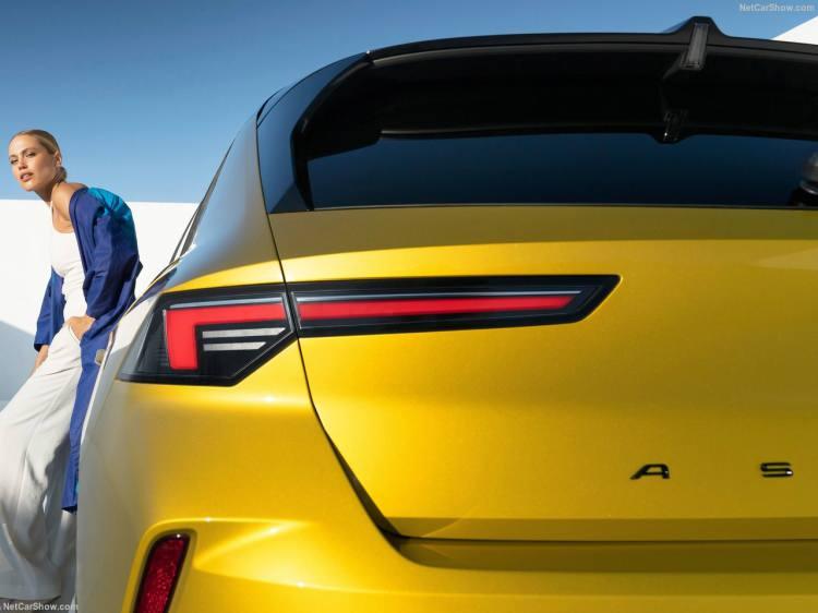 <p><strong>Opel’in güçlü ve saf tasarım felsefesinin yeni yorumu</strong></p>

<p>Yeni Astra’nın tasarımı Opel’in 2020’li yıllar boyunca uygulayacağı güncel tasarım diliyle buluşuyor. Markanın ilk kez gerçek anlamda Mokka’da kullandığı yeni yüzü ve temel dış tasarım öğesi olan Opel Vizör, aracın ön cephesi boyunca uzanıyor yeni Astra’nın daha geniş görünmesini sağlıyor. Ultra ince Intelli-Lux LED® farlar ve Intelli-Vision sisteminin ön kamerası gibi teknolojiler ön yapıya kusursuz bir şekilde entegre ediliyor. Yeni nesil Astra, yandan bakıldığında gayet  dinamik bir görünüm sergiliyor. Arkadan bakıldığında ise Opel Compass yaklaşımı, merkezi olarak tam ortada konumlanan Şimşek, dikey olarak hizalanan yüksek konumlu fren lambası ve arka stop lambaları tarafından tekrarlanıyor. Tüm dış aydınlatmalarda olduğu gibi stop lambalarında da enerji tasarruflu LED teknolojisi kullanıyor. Şimşek logosu, bagaj kapağının mandalı olarak önemli bir işlev üstleniyor.</p>
