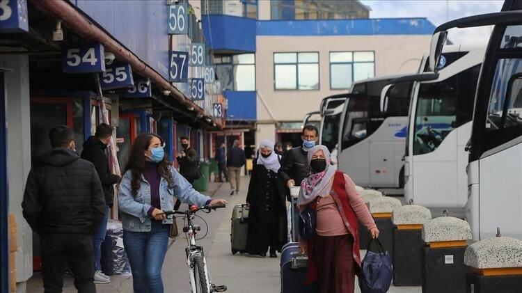 <p>10 BİN OTOBÜS TÜRKİYE YOLLARINDA </p>

<p>Tatil bölgeleri dışında memleketine gitmek isteyen vatandaşlar da şimdiden otogarlarda hareketliliği arttırdı. İstanbul Otogarı’ndan bir günde çıkan araç sayısının 1400’ü aştığını dile getiren Türkiye Otobüsçüler Federasyonu (TOFED) Başkanı Birol Özcan, şunları söyledi:</p>
