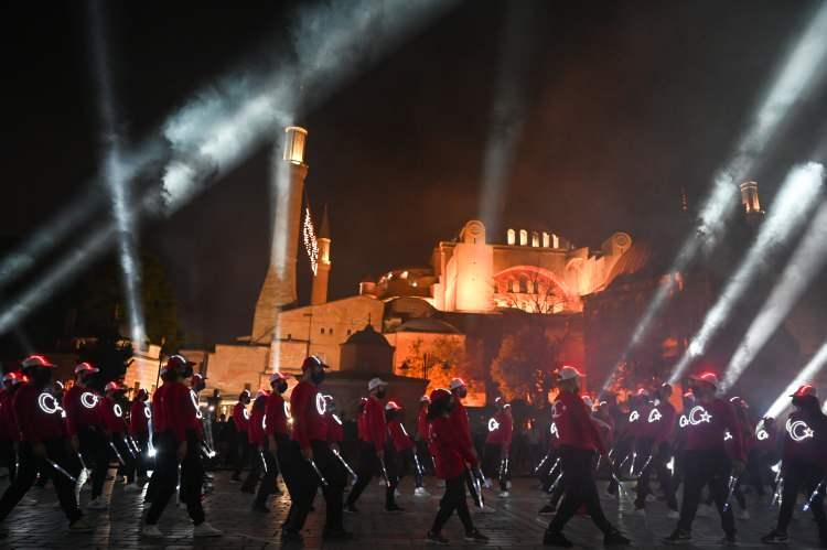 <p>Bölgede bulunan vatandaşlar ve turistler de ışıklı mapping gösterisini ilgiyle izledi.</p>