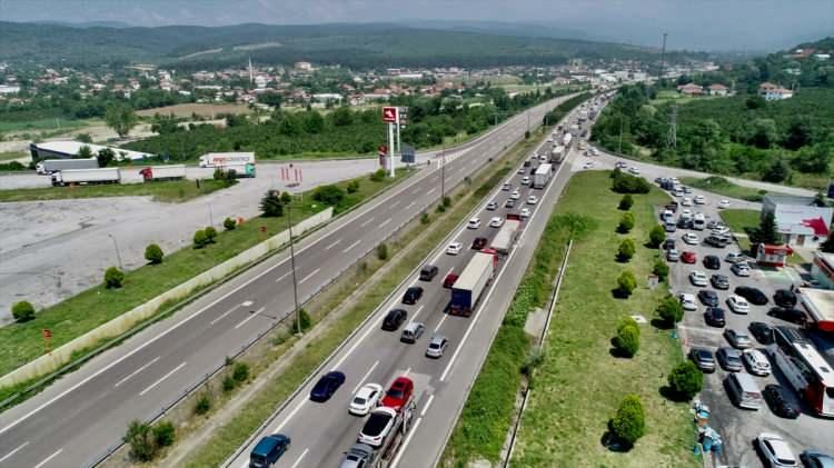 <p>Düzce gişeleri ile Kaynaşlı, Sarıçökek, 1, 2 ve 3`üncü viyadükler üzerinde zaman zaman arıza yapan araçlar da ulaşımı olumsuz etkiledi.</p>