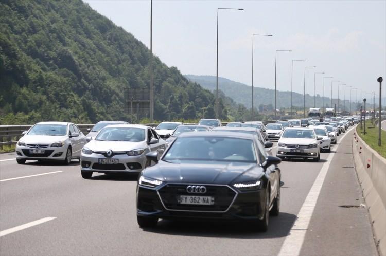 <p>Düzce İl Emniyet Müdürlüğü İnsansız Hava Araçları (İHA) Büro Amirliği ekipleri de emniyet şeridini ihlal eden sürücüleri drone ile tespit ederek cezai işlem uyguluyor.</p>
