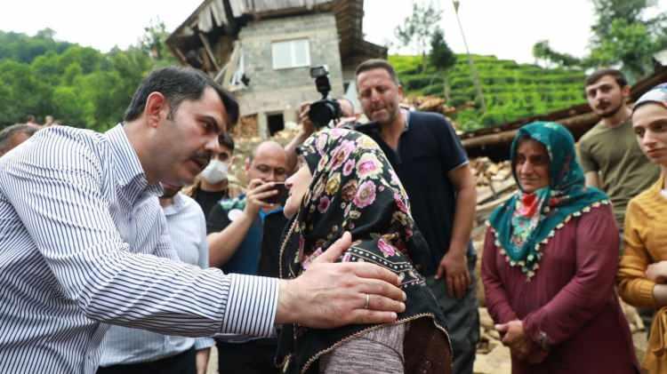 <p>Bakan Kurum, ilk olarak Tepebaşı köyüne giderek burada heyelanda kaybolan Halil Arıcı`nın ailesini ziyaret etti.</p>
