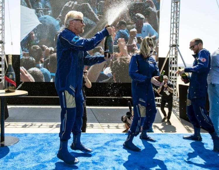 <p>BÜTÜN HER ŞEY SİHİRSELDİ </p>
<p>Branson, inişin ardından yaptığı açıklamada, “Çocukluğumdan beri bu anı hayal ederdim, fakat dürüst olmak gerekirse dünyanın uzaydan görünüşüne hiçbir şey size hazırlayamaz. Bütün her şey sihirseldi” dedi.</p>