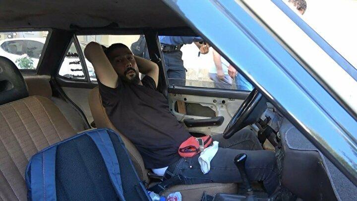 <p>Edinilen bilgilere göre sabah işe gitmek için arabasının yanına giden Mustafa Peker arabasında başka birinin uyuduğunu gördü.</p>