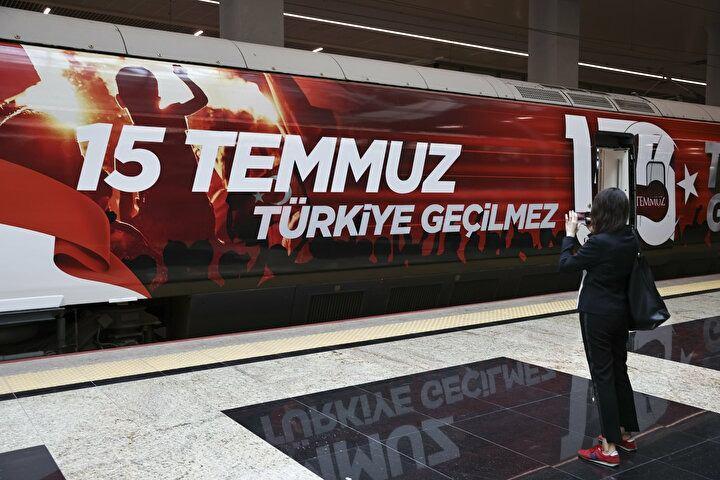 <p>15 Temmuz etkinlikleri kapsamında Cumhurbaşkanlığı İletişim Ofisince hazırlanan afişleri YHT'lerin içine asacaklarını ve videoları trenlerdeki ekranlara yansıtacaklarını belirten Pezük, şöyle konuştu:</p>
