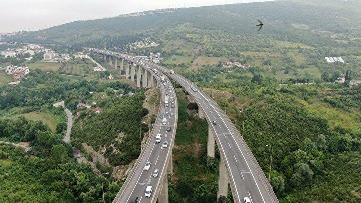 <p>Gültepe ve Korutepe Tünelleri’nde ise yolun 3 şeritten 2 şeride düşmesi sebebi ile trafik zaman zaman durma noktasına geliyor.</p>
