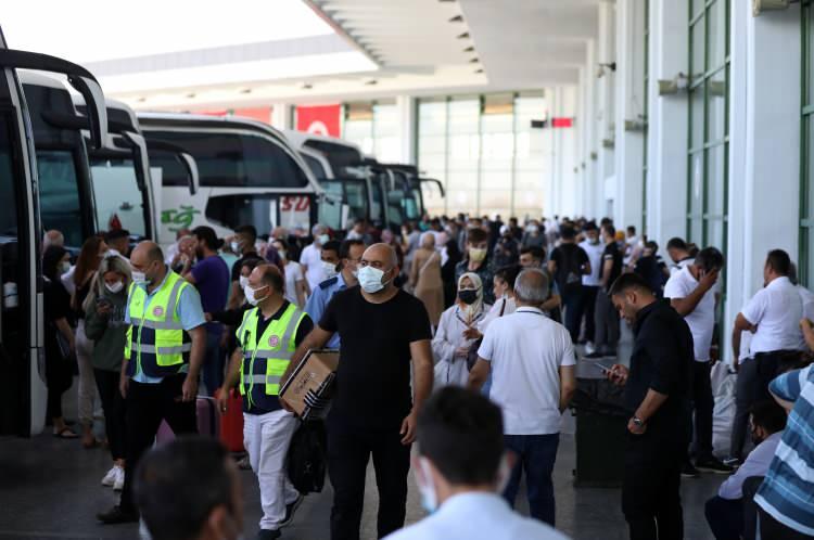 <p>Bir otobüs firmasının işletme müdürü Aydın Zengin de Kovid-19 sürecinde esnaf olarak zor günler geçirdiklerini anlattı.</p>
