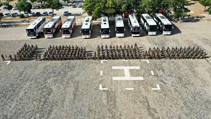 <p>Yılmaz, "Ülkemize yönelik terör tehdidini ortadan kaldırmak ve yanı başımızdaki coğrafyada mazlumların hakkını korumak, Türkiye Cumhuriyeti'nin bekasına karşı tehditlerin bertaraf edilmesine yönelik görevleri icra etmek üzere Suriye'ye, Rasulayn'a görevlendirildiniz" diye konuştu.</p>
