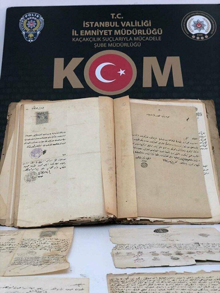 <p>Bu tarihi belgeleri satmadığını, 25 yıl boyunca muhafaza ettiğini savunan L.S., neden yetkililere bilgi vermediği konusunda ise herhangi bir şey söylemedi.</p>