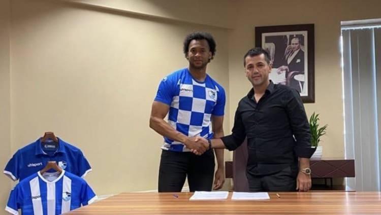 <p>Arturo Mina <br />
<br />
​Mevki: Defans<br />
<br />
Son Kulüp: Erzurumspor </p>
