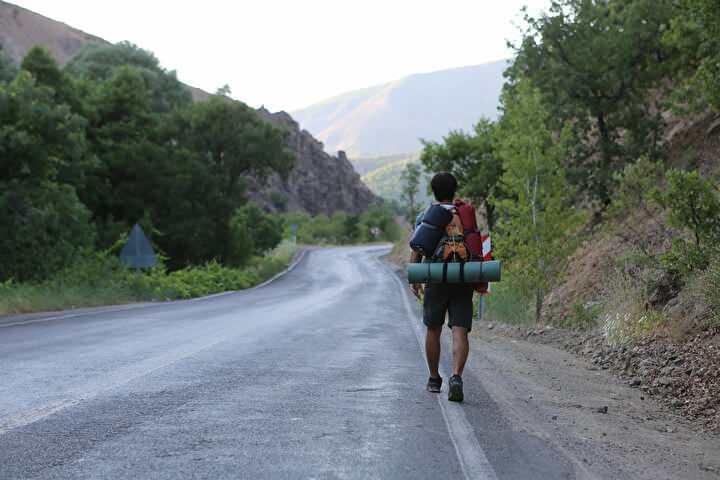 <p>Gezmiş, İstanbul'da yaşadığı evinden sırt çantası, çadır ve gerekli ekipmanlarını alıp yola çıktı. Gezmiş, 800 TL'lik bütçesiyle Marmara Bölgesi'nden çıktığı gezide, 81 ilin tamamını otostopla dolaştı ve ulaşım için para harcamadı.</p>
