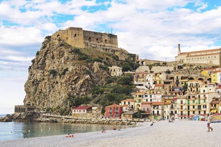 <p>1 Euro'luk konut satışıyla gündeme gelen İtalya bu kez taşınanlara para ödeyecek. Calabria bölgesinde nüfus arttırmak için bölgeye taşınanlara 33 bin dolar ödeme yapılacak.</p>

<p> </p>
