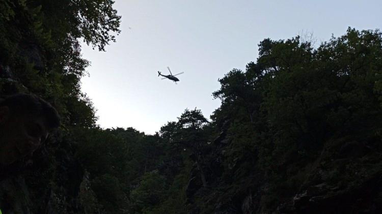 <p>Olay, merkez Yıldırım ilçesi Uludağ’ın eteklerinde bulunan Balaban Şelalasi’nde dün saat 15.00 sıralarında meydana geldi. Edinilen bilgiye göre 37 yaşındaki Ahmet Solmaz ve arkadaşları, serinlemek için Balaban Şelalesi’ne geldi. Burada kaygan zeminde ayağı kayan Ahmet Solmaz, yaklaşık 10 metre yüksekliğindeki şelaleden kayalıklara düştü. Solmaz yaralanırken, panik yapan arkadaşları durumu polis ve sağlık ekiplerine bildirdi.<br />
</p>