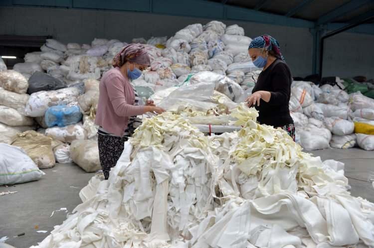 <p>Kullanılmayan giysi ve tekstil ürünlerinin yanı sıra fabrikalarda üretim sürecinde ortaya çıkan tekstil atıkları, Uşak'taki iki organize sanayi bölgesinde (OSB) 20 bine yakın istihdam, yaklaşık 1 milyar dolarlık ekonomik büyüklük ve 75 milyon dolarlık ihracatı bulunan bir sektörü doğurdu.</p>

