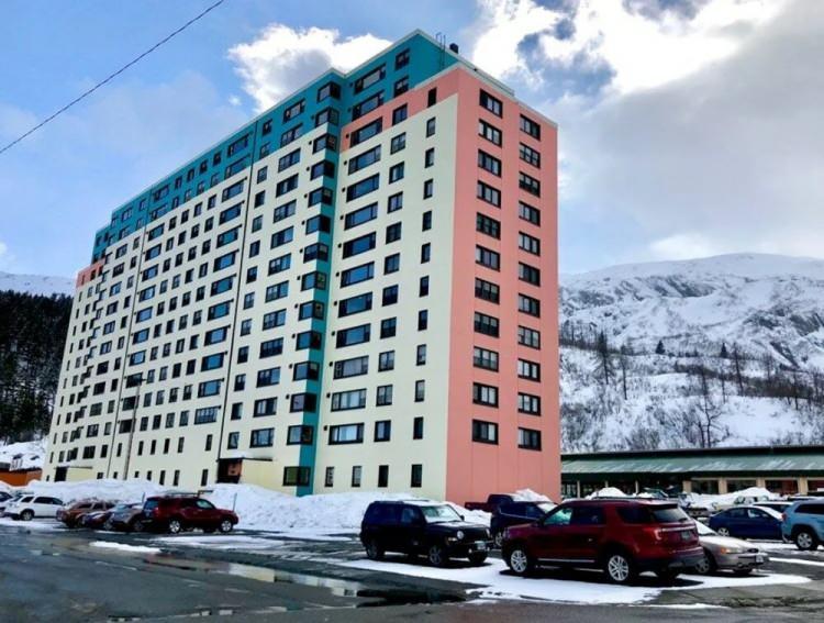 <p>Alaska’nın Anchorage şehrinin yaklaşık 100 kilometre güneydoğusunda yer alan Whittier kasabasında yaşayan 318 kişi, 14 katlı çok büyük bir oteli andıran eski bir ordu kışlasında yaşamını sürdürüyor.</p>

<p> </p>
