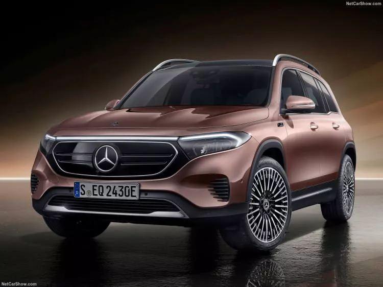 <p>Mercedes, yüzde yüz elektrikli  SUV modeli EQB'yi de görücüye çıkardı.</p>
