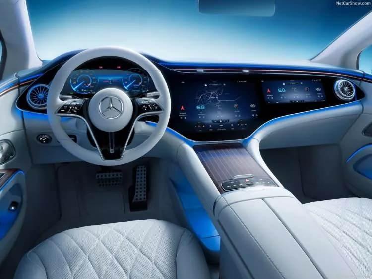 <p>Yeni EQS, lüks ve üst sınıf elektrikli araçlara yönelik modüler mimariye dayanan ilk model olmasıyla dikkat çekiyor. Üstün teknoloji, tasarım, işlevsellik ve bağlanabilirlik özelliklerini birleştiren EQS, hem sürücüye hem de yolculara odaklanıyor.</p>
<p> </p>