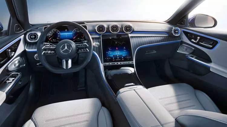 <p>Bambaşka bir otomobile dönüşen 2021 Mercedes C-Serisi, tasarımıyla hayran bıraktı.<br />
<br />
2021 Mercedes C-Serisi, hem iç hem de dış tarasımındaki değişiklikle dikkat çekiyor.</p>
