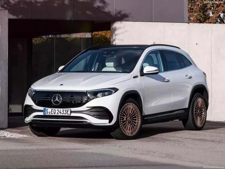 <p><strong>Mercedes yeni elektrikli SUV'unu tanıttı! İşte EQA modeli</strong></p>
<p>Alman otomotiv devi Mercedes, kompakt sınıfta yer alan en küçük elektrikli modeli olan EQA'yı tanıttı. EQA, 500 km'ye kadar sunduğu menzili ve 190 hp güç üreten motoru ile bu yılın ilk çeyreğinde Türkiye'de olacak.</p>