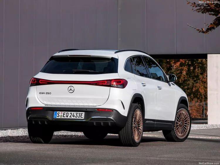 <p>EQA ailesinin giriş seviyesini, 140 kW / 190 hp gücündeki motoruyla WLTP normuna göre 426 kilometre elektrikli sürüş menziline ulaşan EQA 250 oluşturuyor. 66,5 kWh kapasiteli çift katmanlı batarya araç zeminine entegre ediliyor.</p>
<p> </p>