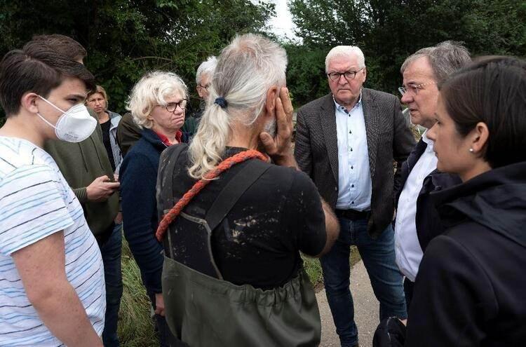<p>Bazı sosyal medya hesaplarından ise bu eleştirilere, Laschet’in basına mülakat verdiği sırada Cumhurbaşkanı olmadan önce Sosyal Demokrat Parti'den (SPD) Dışişleri Bakanlığı görevinde bulunan Steinmeier’in de arka tarafta bir heyet üyesi ile gülmesine dikkati çekilerek karşılık verildi.</p>
<p> </p>