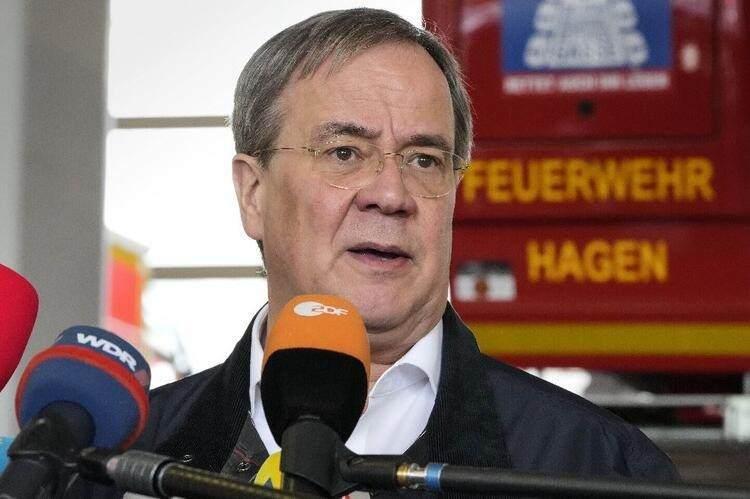 <p>Sosyal Demokrat Parti (SPD) Kuzey Ren Vestfalya Başkanı Thomas Kurschaty, Başbakan Laschet'in felaket bölgesindeki tavrını, "Buna inanamıyorum, gerçekten şaşırdım" diye değerlendirdi.</p>
<p> </p>