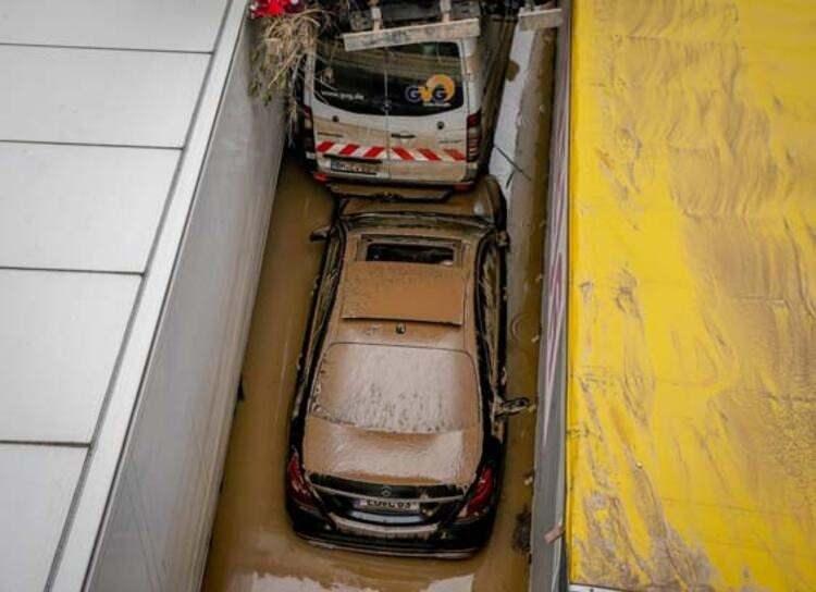 <p>Almanya yetkililere g&ouml;re, barajın yıkılmasına, sınırın karşısında Hollanda'nın aldığı &ouml;nlemler neden oldu. Hollanda'nın su baskının &ouml;nlemek amacıyla Rur ve Maas nehirlerine giden noktalardaki vanaları kapatması, Almanya'daki baraj sularının birikmesine neden oldu.</p>

<p>&nbsp;</p>
