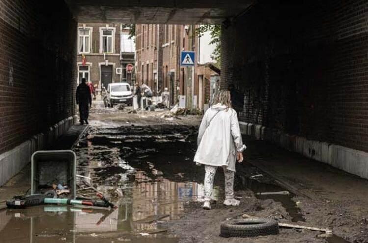 <p>Cumartesi akşam saatlerinde nehirlerdeki su seviyesinin tamamen zirveye ulaşması bekleniyor. Cuma g&uuml;n&uuml; evlerinden tahliye edilen 10 bin Venlo sakininin hala eve d&ouml;nmesine izin verilmiyor.</p>

<p>&nbsp;</p>
