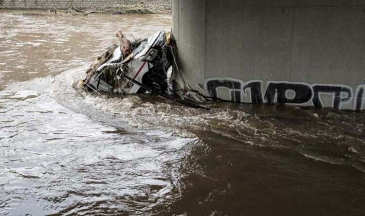 <p><strong>&Ouml;NLEYİCİ HAZIRLIKLAR ETKİLİ OLDU&nbsp;</strong></p>

<p>&nbsp;</p>

<p>Ancak su baskınlarına karşı, 25 yılda 10 milyar euro harcayan Hollanda, yaptığı &ouml;nleyici hazırlıklar ve doğal yapısı sayesinde, yaşanan felaketi daha az can kaybıyla atlatabildi.</p>
