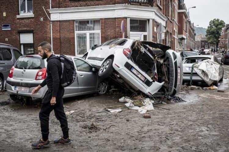 <p><strong>BAKIM EVİNDEKİ 12 ENGELLİ BOĞULDU&nbsp;</strong></p>

<p>&nbsp;</p>

<p>Koblenz polisinden yapılan a&ccedil;ıklamada, "&ouml;l&uuml; sayısının daha da artmasının beklendiği" belirtildi. Almanya medyasına g&ouml;re, Ahrweiler il&ccedil;esine bağlı Sinzig k&ouml;y&uuml;ndeki bir &ouml;zel bakım merkezinde kalan 12 engelli, sel sularında boğularak &ouml;ld&uuml;.</p>
