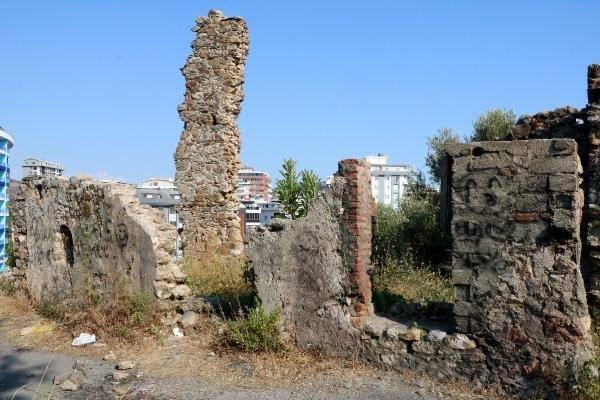 <p> Antalya'nın Alanya ilçesindeki Bizans dönemine ait eserlerin yer aldığı; tapınaklar, kiliseler ve antik tiyatroyu içinde barındıran Naula Antik Kenti, kimliği belirsiz kişilerce duvarlarına sprey boyayla yazı yazılarak, tahrip edildi. </p>
