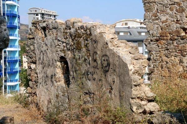 <p>Sit alanında piknik yapıp çöplerini bırakanlar, şimdi de yüzlerce yıllık duvarlara sprey boyayla yazılar yazarak, antik kentin doğal görünümünü bozdu.</p>