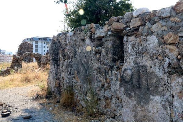 <p>'NAULA'YA ZARAR VERİYORLAR' </p>
<p>Henüz restorasyon çalışmaları da başlamayan Naula Antik Kenti'nin geldiği son halden büyük üzüntü duyduğunu belirten Mahmutlar Mahallesi'nin muhtarı Ahmet Top, "18 yıldır yazmadığım kapı kalmadı. Kültür ve Turizm Bakanlığı'na ve iki belediyemize de dosyasını verdik. Ben üzülüyorum. Burası 33 dönüm. Çok mu zor buraya bir düzenleme yapmak? Burası sit alanı, vakıfların tapulu arazisi. Buranın etrafı çevrilsin, güvenlik içine alınsın. Burası turizm için değerlendirilsin. Turistlerimiz otun, çalının, yılanın içinden buraya geliyor. Burada inekler yayılıyor, insanlar piknik yapıyor maalesef pisliğini bırakıp gidiyor. Duvarlara yazılar yazmışlar, zarar veriyorlar. Maalesef biz tarihimize sahip çıkmıyoruz. Burada Bizanslılardan kalma bir tarih yatıyor. Değerini bilelim" dedi.</p>
