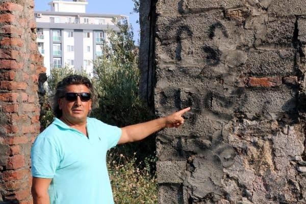 <p>Muhtar Ahmet Top, yüzlerce yıllık tarihi barındıran Naula'nın bu haline tepki gösterirken, yetkililerin korumaya alması gerektiğini söyledi</p>
