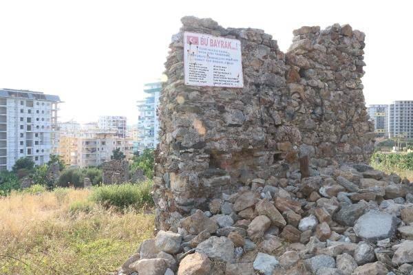 <p>'ALANYA'YA, NAULA'YA SAHİP ÇIKALIM'</p>
<p> </p>
<p> Tarihi kentin duvarlarına yazılan yazıların başıboşluktan kaynaklandığını belirten muhtar Top, "Burası başıboş, güvenlik yok. Ortam müsait, boş. Cips yemiş atmışlar, ateş yakıp bırakmışlar. Yani bunlar bence sahipsizlikten oluyor. Başka Naula yok, Mahmutlar yok, Alanya yok. Sahip çıkalım" diye konuştu.</p>