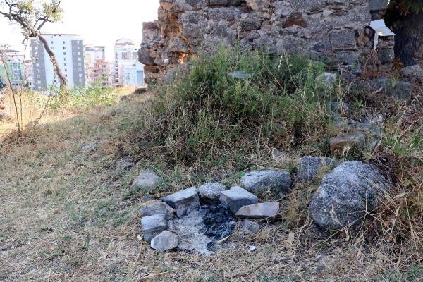 <p>Turistlerin muhtarlık ofisine gelerek gördükleri manzara sonrası şikayetçi olduklarını vurgulayan Top, "Muhtarlığıma bilhassa turistler geliyor 'Niçin, Naula'nın etrafında yollar yok. Neden pislik içinde ve bakımsız' diyor. Beni belediye başkanı sanıyorlar. Biz muhtarız, muhtarların görevi bölgesindeki sorunları gerekli mercilere iletip takibini yapmak. Benim bütçem ve personelim yok. Ben 18 yıldır haykırıyorum, aşındırmadık kapı bırakmıyorum" dedi.</p>